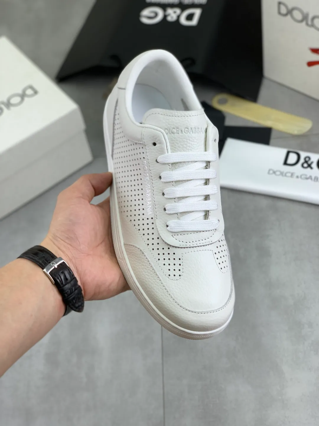 Men's shoes P500 💰 [New model] The latest hot model, top original quality, the official website is synchronized with "DOLCE&GABBANA [Dolce & Gabbana] ~ High Quality." The effect is low-cut casual DG men's shoes, loved by many celebrities, using high-end imported first-layer frosted calfskin with punched logo design + cowhide feet, simple and elegant, perfect interpretation of the latest inspiration for shoes, classic and fashionable integration, luxury dream, dominating fashion Suitable for drivers, light and comfortable to drive, light and breathable for outdoor travel, high-end quality, trustworthy, black or white🉑️choose! Code number: 38-46
